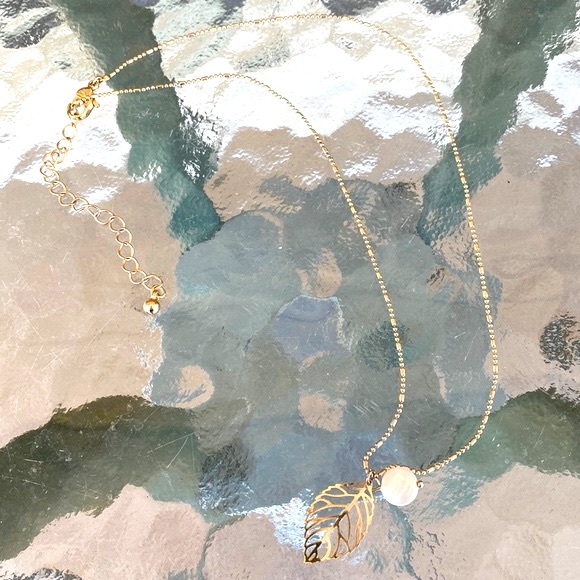 Forever 21 Gold-Tone Leaf Pearl Necklace - Picture 5 of 11